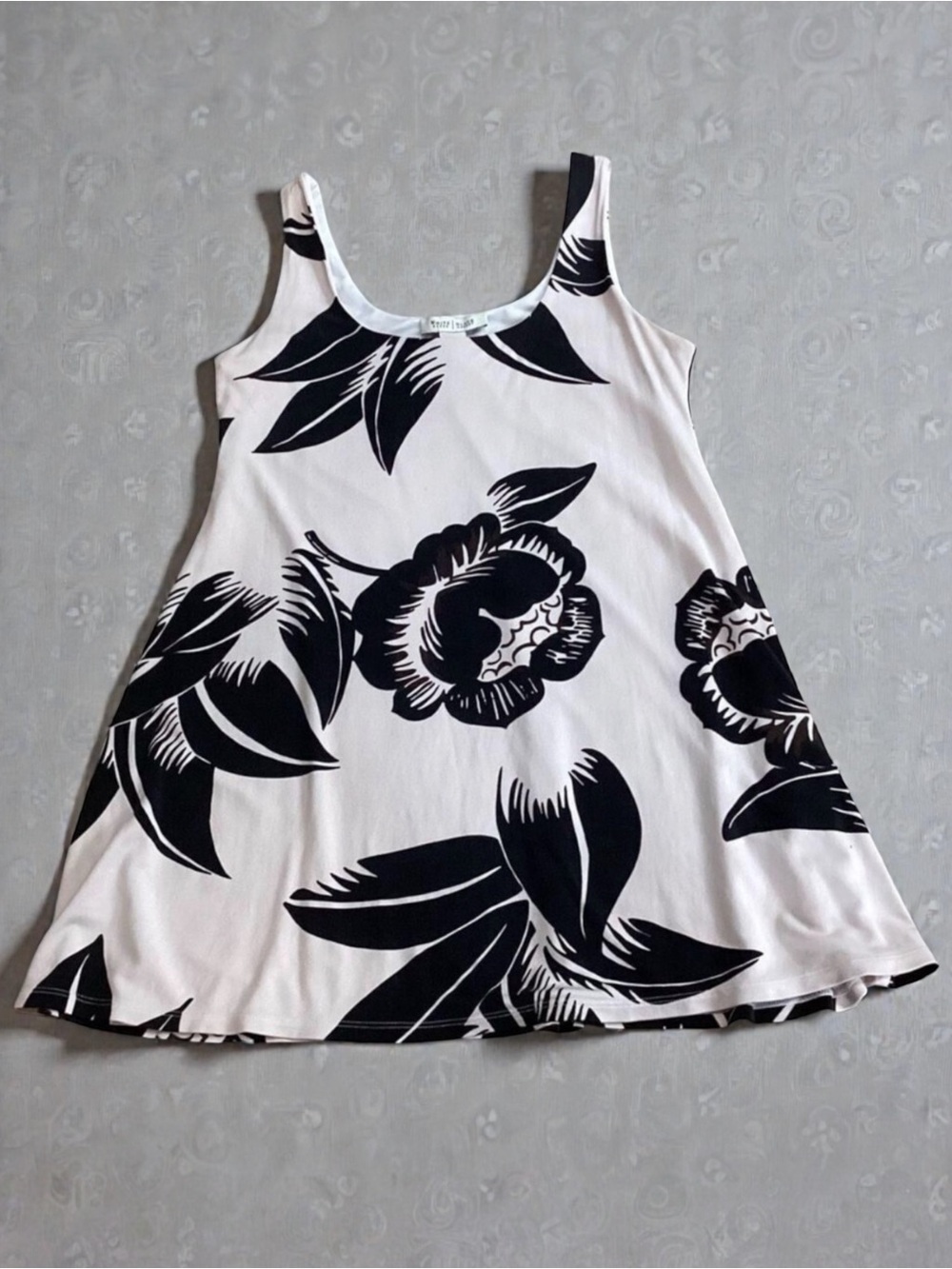 White House Black Market Black & White Floral Sleeveless Long Flowing Tunic Top